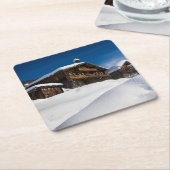 雪伝統的中の木の戸棚 スクエアペーパーコースター (アングル)