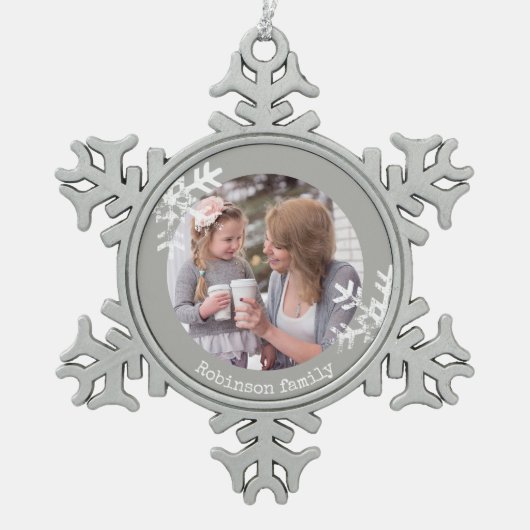 雪動揺して片グレーモノグラムの写真 スノーフレークピューターオーナメント (正面)