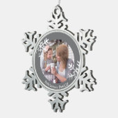 雪動揺して片ダークグレー写真モノグラム スノーフレークピューターオーナメント (右)