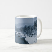 雪原に囲まれた松の木の川 コーヒーマグカップ (正面右)