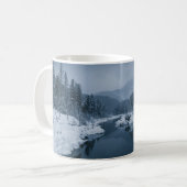 雪原に囲まれた松の木の川 コーヒーマグカップ (正面左)