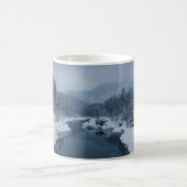 雪原に囲まれた松の木の川 コーヒーマグカップ (中央)