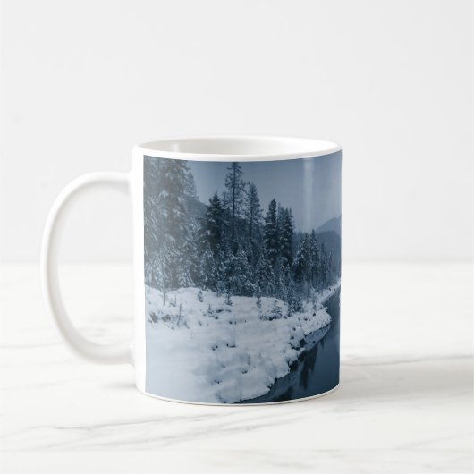 雪原に囲まれた松の木の川 コーヒーマグカップ (左)