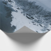 雪原に囲まれた松の木の川 ラッピングペーパー (角)