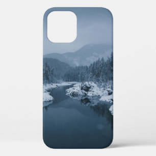 雪原に囲まれた松の木の川 iPhone 12ケース