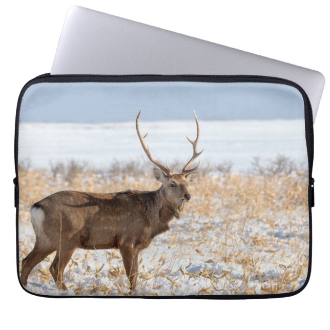雪原のシカスタッグ |日本 ラップトップスリーブ (正面)