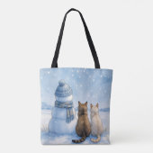 雪原の雪だるまのそばに座る猫たち トートバッグ (裏面)