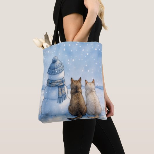 雪原の雪だるまのそばに座る猫たち トートバッグ (クローズアップ)