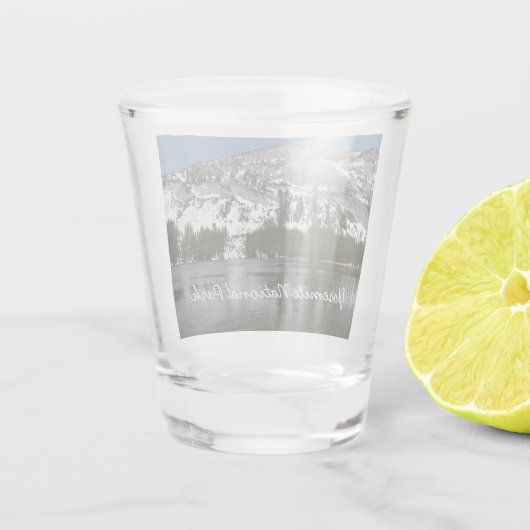 雪天屋湖ヨセミテ国立公園の写真 ショットグラス (裏面)