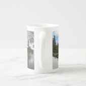 雪天屋湖ヨセミテ国立公園の写真 ボーンチャイナマグカップ (裏面)