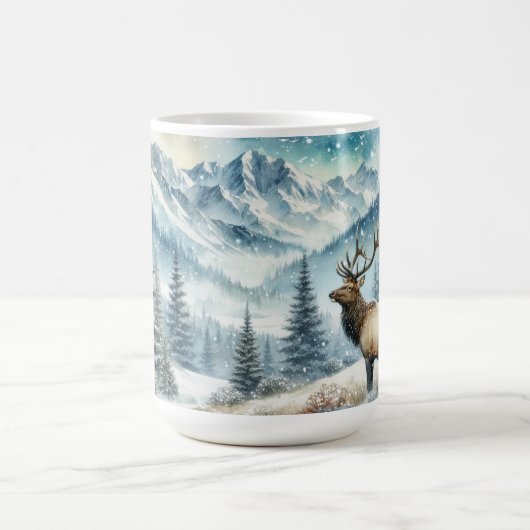雪威厳のあるに覆われた山々の中に立つエルク コーヒーマグカップ (中央)