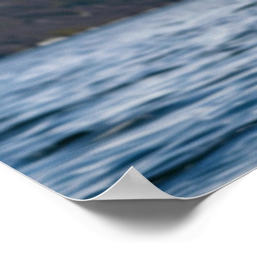 雪威厳のあるの上に低く飛んでいるはげイーグルPo ポスター (角)