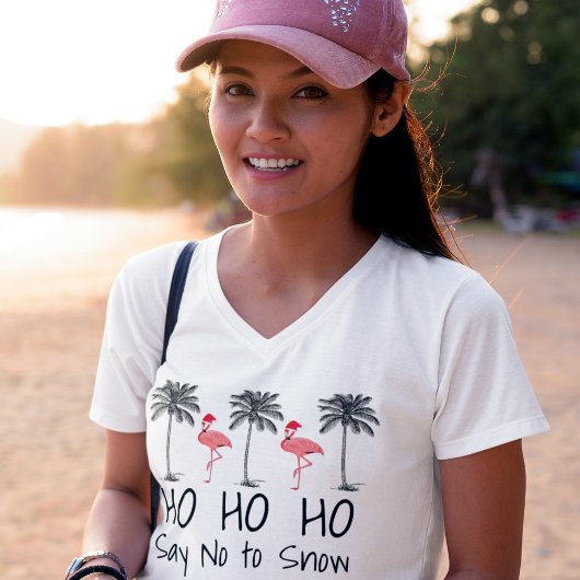 雪嫌いなビーチのフラミンゴのクリスマス Tシャツ