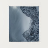 雪山の上に日光と暗雲 タペストリー (正面)