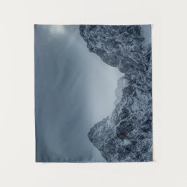 雪山の上に日光と暗雲 タペストリー