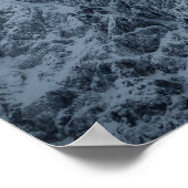 雪山の上に日光と暗雲 ポスター (角)