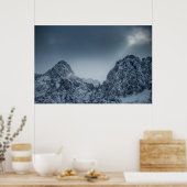 雪山の上に日光と暗雲 ポスター (キッチン)