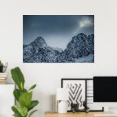 雪山の上に日光と暗雲 ポスター (ホームオフィス)