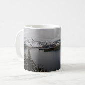 雪山の上の樹木、水の体付近 コーヒーマグカップ (正面左)