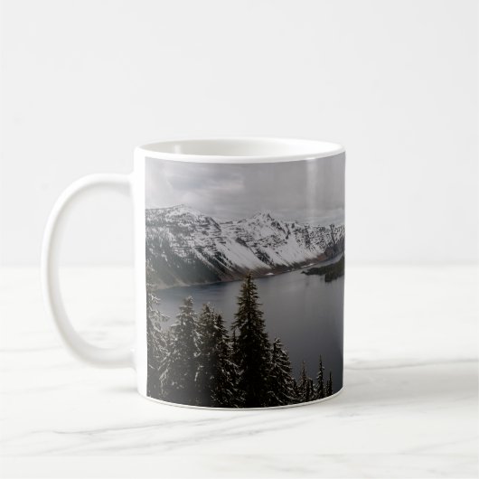 雪山の上の樹木、水の体付近 コーヒーマグカップ (左)