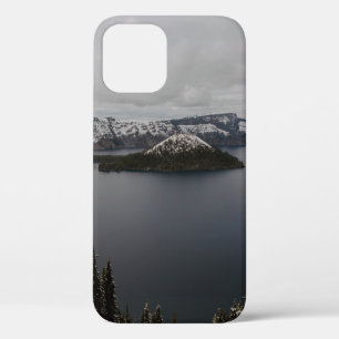 雪山の上の樹木、水の体付近 iPhone 12ケース