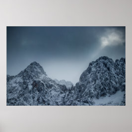 雪山の上空に広がる日差しと暗雲 ポスター