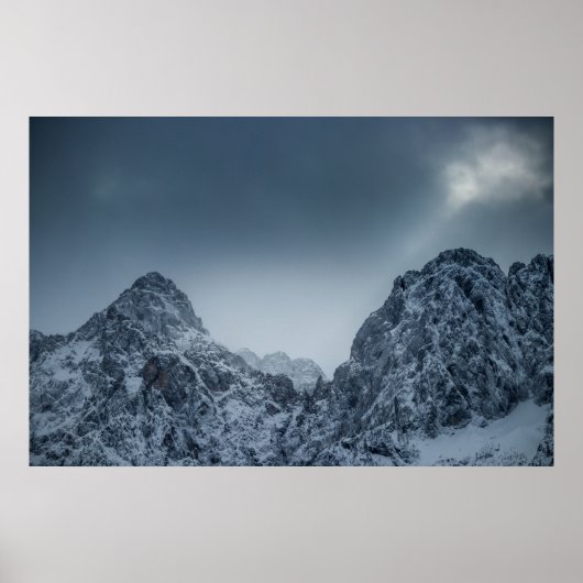 雪山の上空に広がる日差しと暗雲 ポスター (正面)
