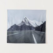 雪山の前のアスファルト舗道 タペストリー (正面(横))