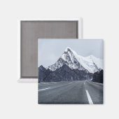 雪山の前のアスファルト道路 マグネット (正面/裏面)