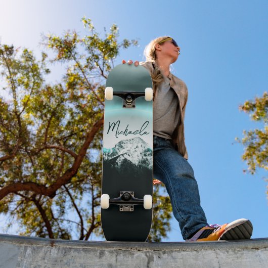 雪山の神秘的な青いネオンライトモノグラム スケートボード (室外1)