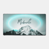 雪山の神秘的な青いネオンライトモノグラム デスクマット (正面)