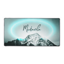 雪山の神秘的な青いネオンライトモノグラム