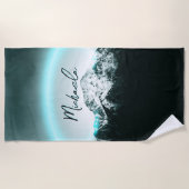 雪山の神秘的な青いネオンライトモノグラム ビーチタオル (正面)