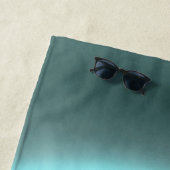 雪山の神秘的な青いネオンライトモノグラム ビーチタオル (インサイチュ)