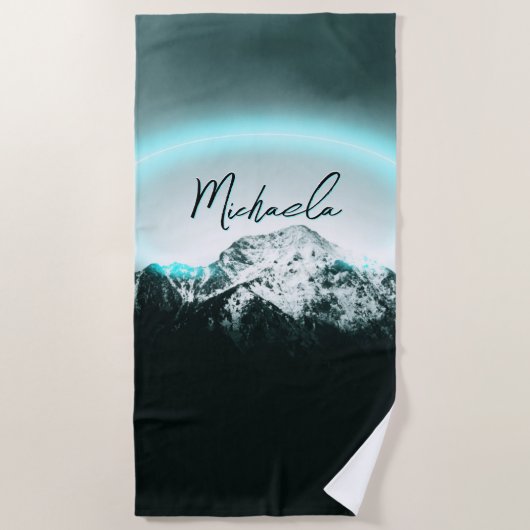 雪山の神秘的な青いネオンライトモノグラム ビーチタオル (正面)