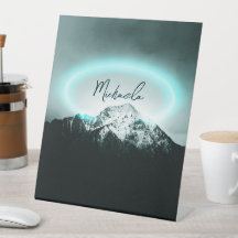 雪山の神秘的な青いネオンライトモノグラム