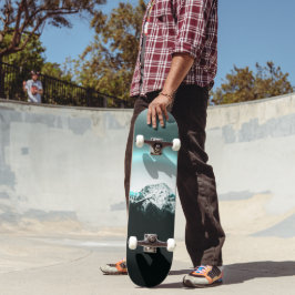 雪山の神秘的な青いネオンライト スケートボード