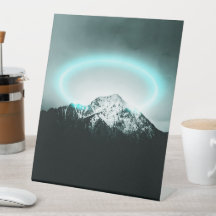 雪山の神秘的な青いネオンライト