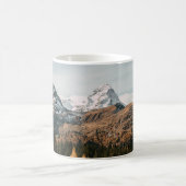 雪山近くの夜の緑の木 コーヒーマグカップ (中央)