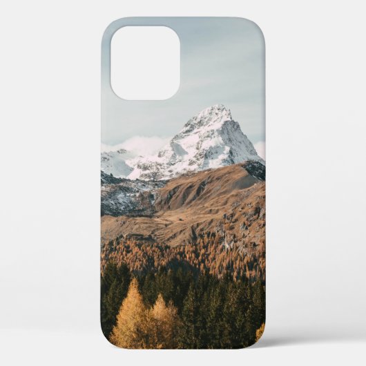 雪山近くの夜の緑の木 Case-Mate iPhoneケース (裏面)