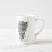 雪怒に黒い狼、野生の冬 ボーンチャイナマグカップ (右)