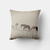 雪投げ用クッションに野生馬 クッション (裏面)