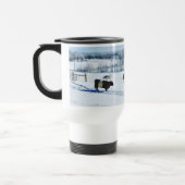 雪水色の雪のベルテッドガロウェイ牛 トラベルマグ (左)