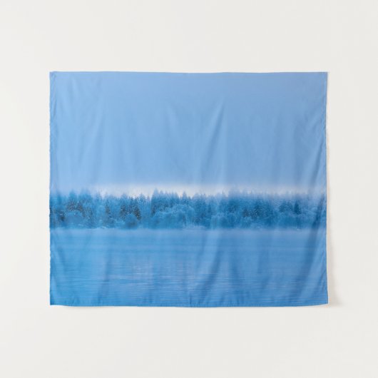 雪深いボヒニ湖に浮かぶ神秘的な霧 タペストリー (正面(横))