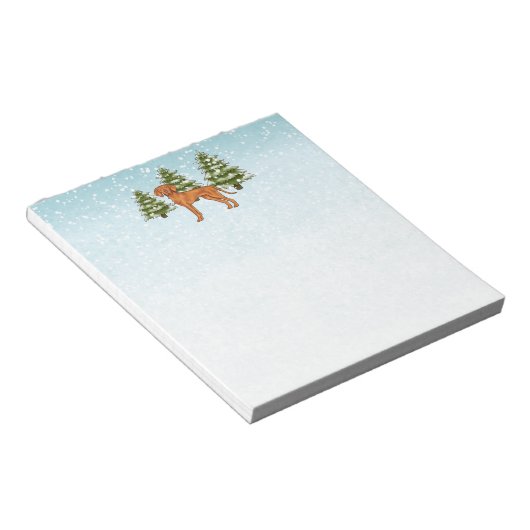 雪深い冬の森のかわいいハンガリーのビズラ犬 ノートパッド (アングル)