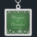雪片とグリーンダマスク シルバープレートネックレス<br><div class="desc">冬の結婚式やクリスマスのエレガントな結婚式のデザイン結婚で、かすかなダマスクパターンで緑の色の背景に雪の結晶をフィーチャー。おカスタマイズ前の特別な日の文字。雪片とグリーンダマスコウェディングコレクションとのコーディネートで、色の範囲で利用できる。ウェディング連絡バザールの店を通して私たちもしに欲しい色の組み合わせ違うで、または現在このデザインと一緒に私たちの店で提供されていない製品の上。</div>
