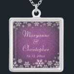 雪片とパープルダマスク シルバープレートネックレス<br><div class="desc">冬の結婚式やクリスマスのエレガントな結婚式のデザイン結婚で、紫の色の背景に雪の結晶を微妙なダマスクパターンで飾る。おカスタマイズ前の特別な日の文字。雪片とパープルダマスコウェディングコレクションとのコーディネートで、色の範囲で利用可能。ウェディング連絡バザールの店を通して私たちもしに欲しい色の組み合わせ違うで、または現在このデザインと一緒に私たちの店で提供されていない製品の上。</div>