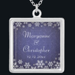 雪片とブルーダマスク シルバープレートネックレス<br><div class="desc">冬の結婚式やクリスマスのエレガントな結婚式のデザイン結婚で、青い色の背景に雪の結晶を微妙なダマスクパターンで飾る。おカスタマイズ前の特別な日の文字。雪片とブルーダマスクのウェディングコレクションとのコーディネートで、色の範囲で利用可能。ウェディング連絡バザールの店を通して私たちもしに欲しい色の組み合わせ違うで、または現在このデザインと一緒に私たちの店で提供されていない製品の上。</div>