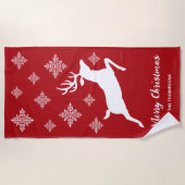 雪片と文字で赤に白い鹿の形 ビーチタオル (正面)