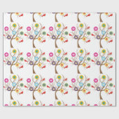 雪片と深紅色カスタム木 ラッピングペーパー (フラット)